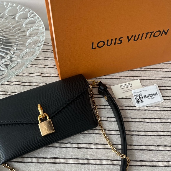 Louis Vuitton Padlock On Strap Monogram - Picture 3 of 16